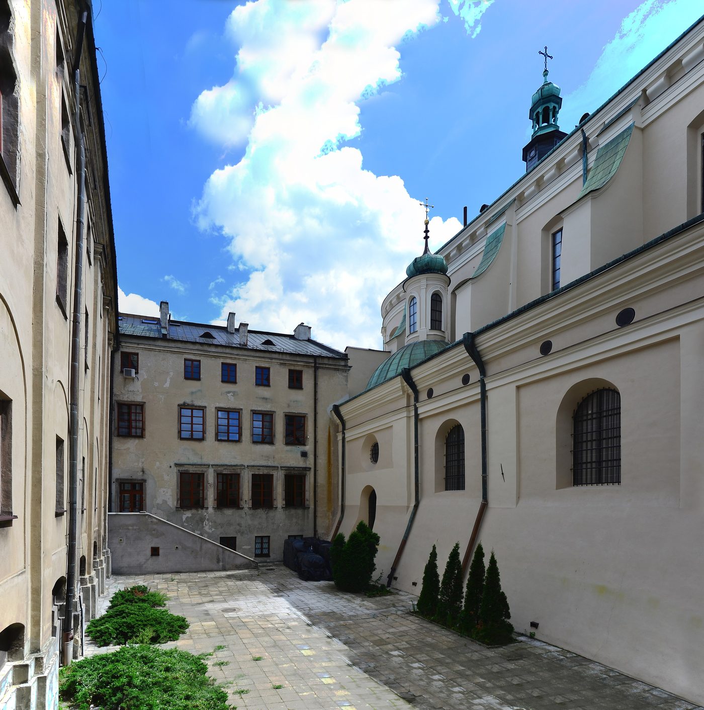Dziedziniec przy archikatedrze