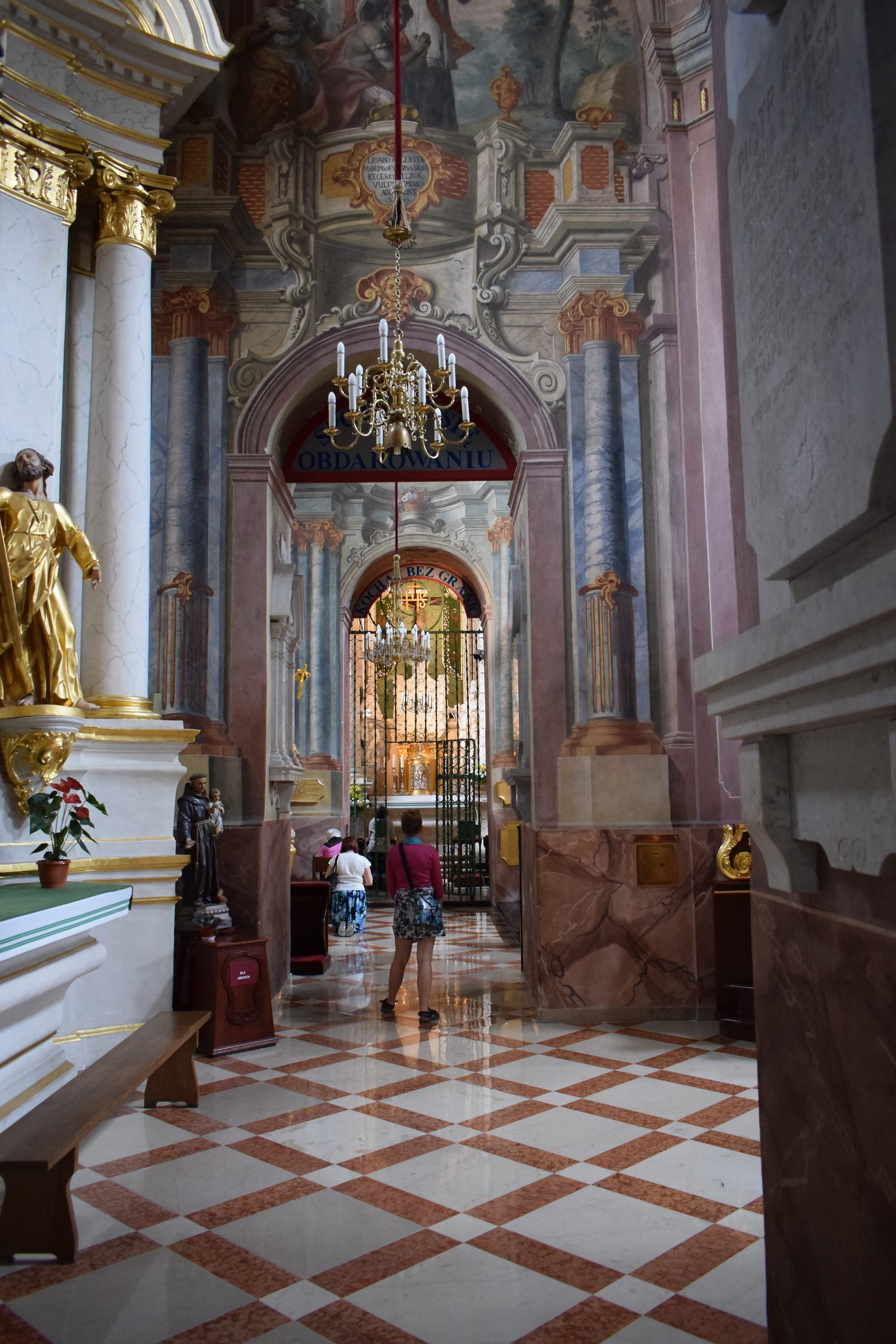 Nawa główna ku ołtarzowi