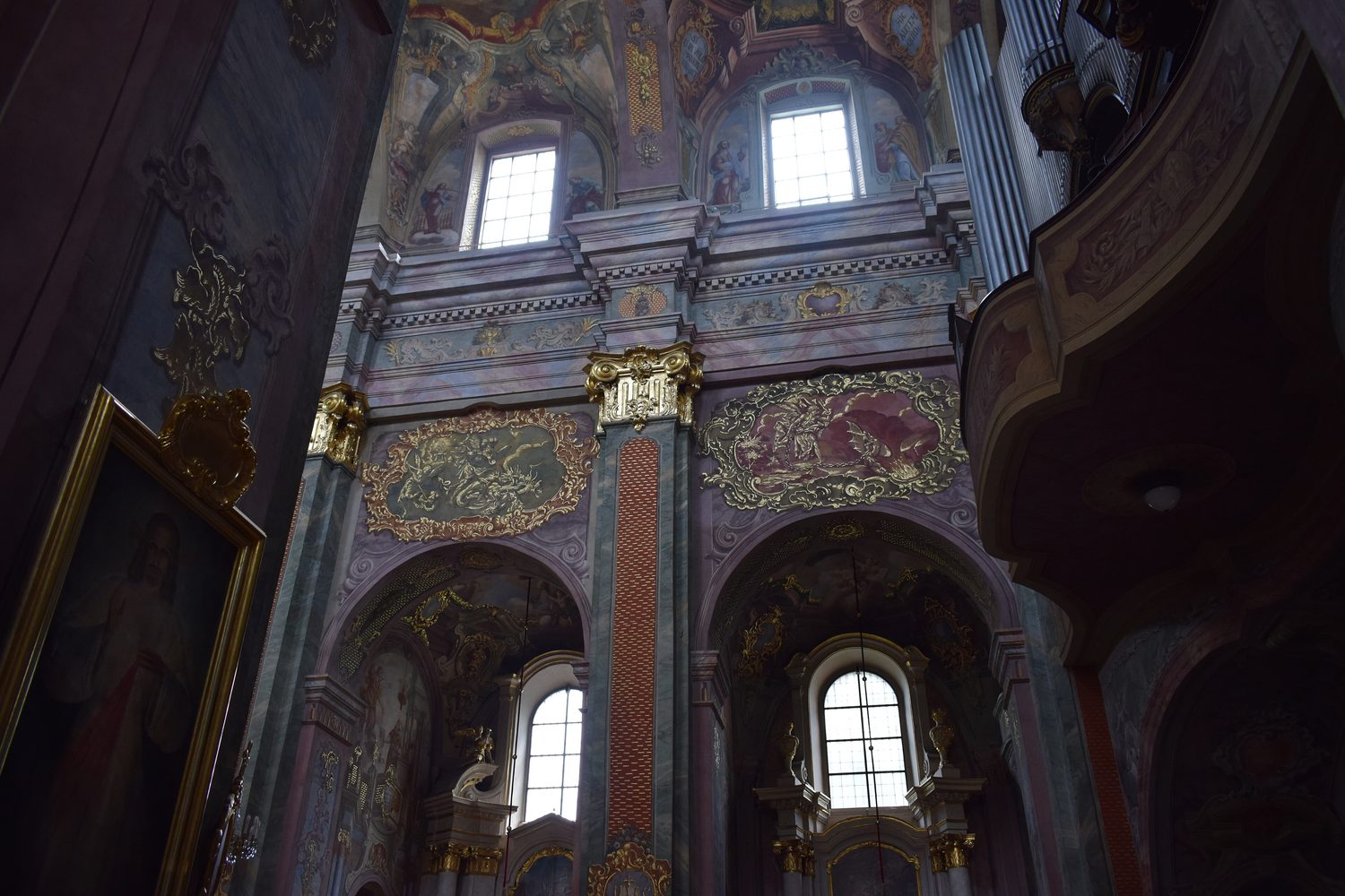 Ściana nawy przy organach